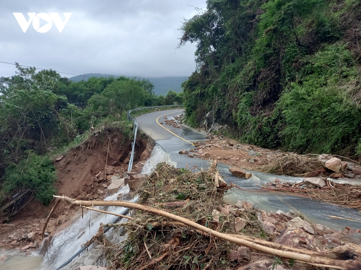 Sạt lở lan rộng, nhiều tuyến giao thông ở Khánh Hòa tê liệt, nhiều nơi ngập sâu